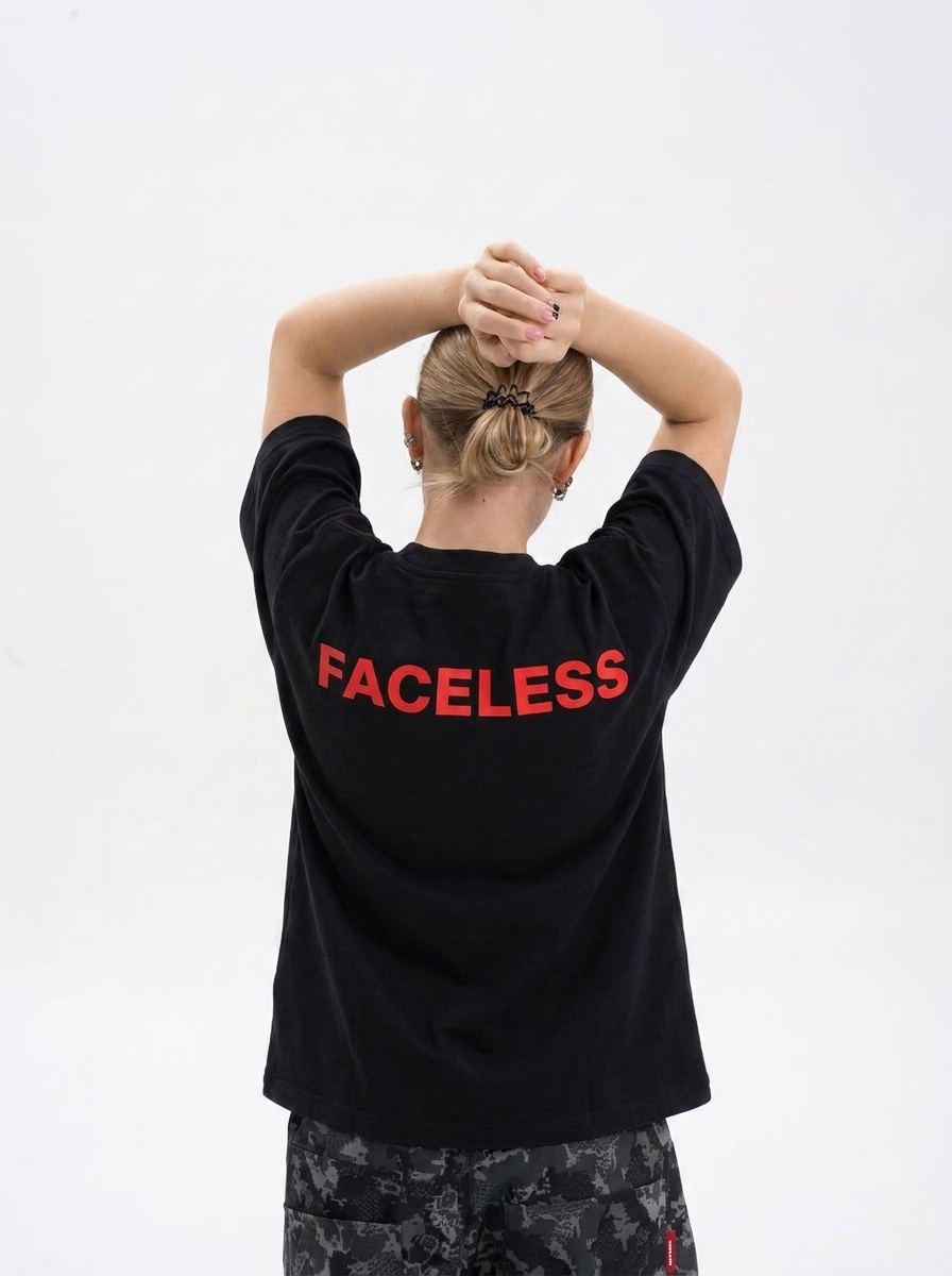 Black Essentials Tee - Rood